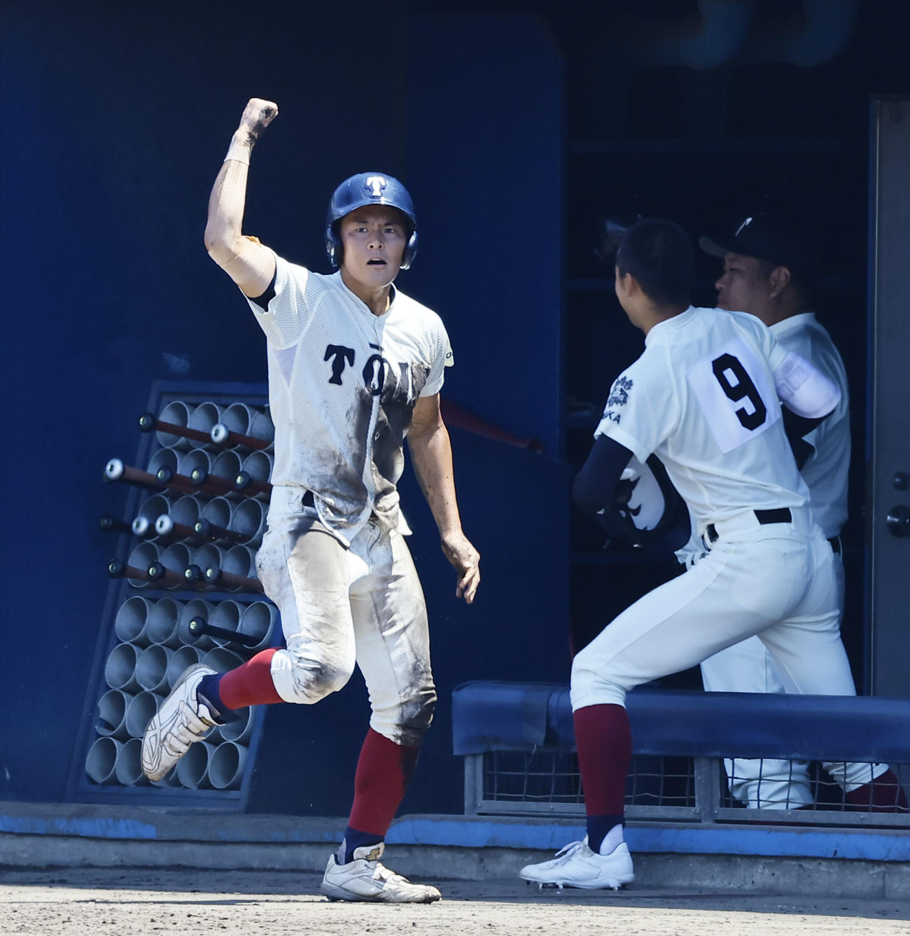 大阪桐蔭対東海大大阪仰星　5回表大阪桐蔭2死二塁、吉田の左前適時打で生還しガッツポーズをする山路（撮影・藤尾明華）