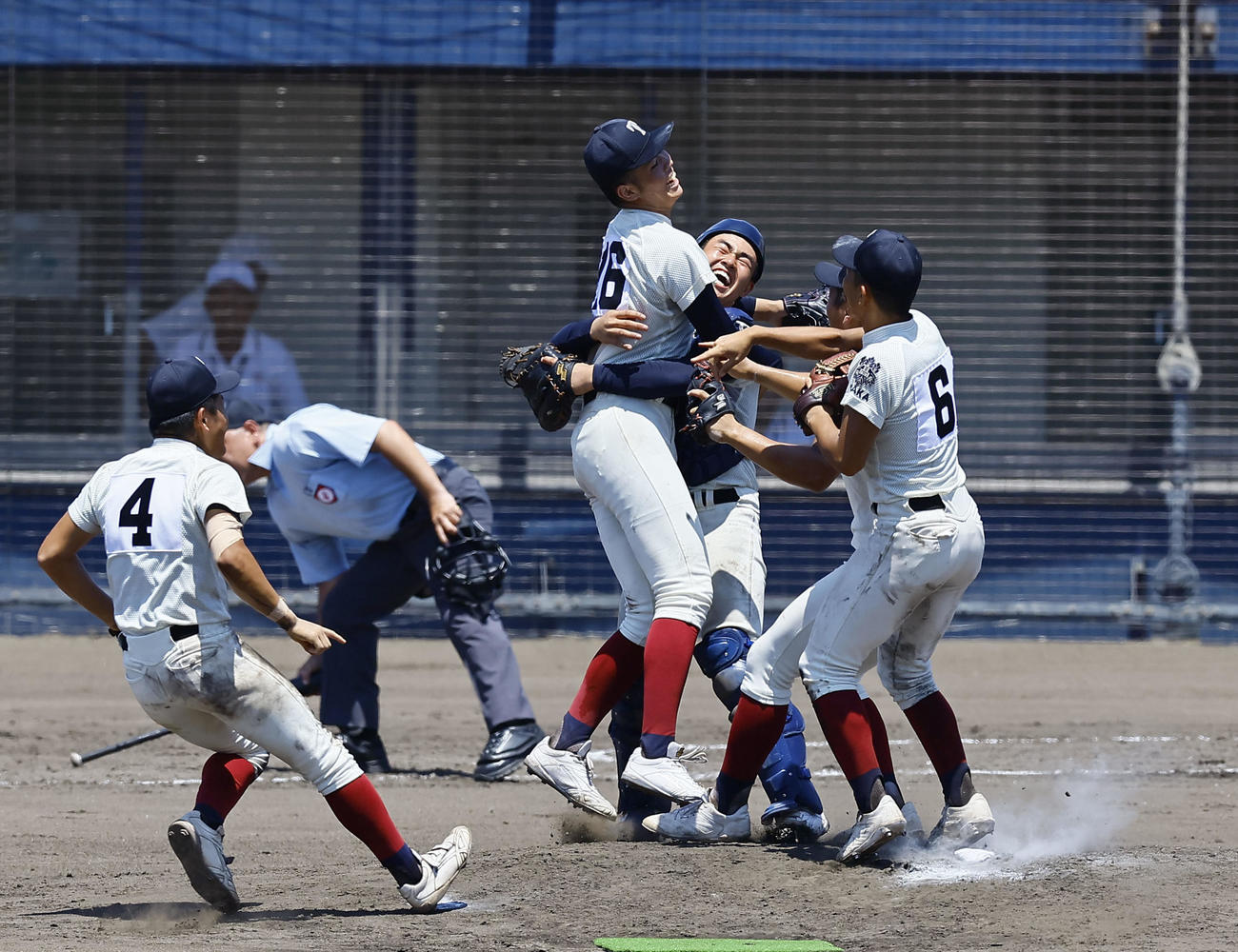 大阪桐蔭対東海大大阪仰星　優勝し、捕手増田と抱き合って喜ぶ大阪桐蔭・森（撮影・藤尾明華）