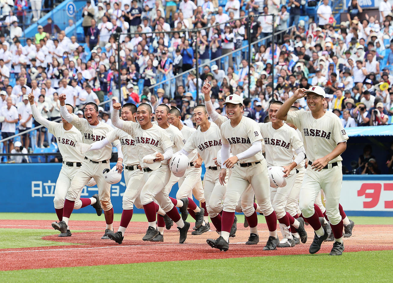 日大三対早実　優勝し歓喜する早実ナイン（撮影・足立雅史）