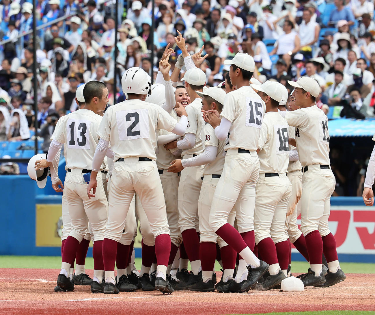 日大三対早実　優勝し歓喜する早実ナイン（撮影・足立雅史）