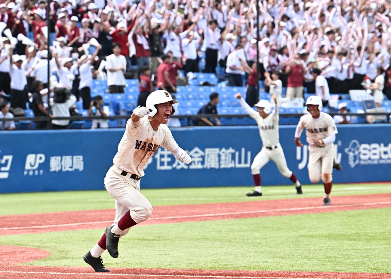 日大三対早実　9回裏早実無死満塁、内囿（手前）はサヨナラ打を放ち雄たけびを上げる（撮影・滝沢徹郎）