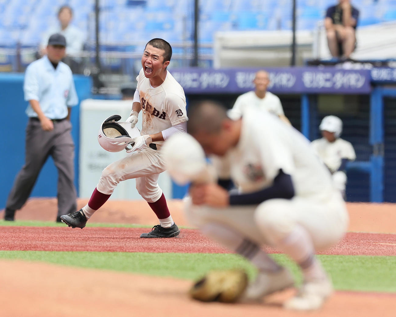 日大三対早実　9回裏早実無死満塁、内園（左）のサヨナラ打で優勝を決める（撮影・足立雅史）