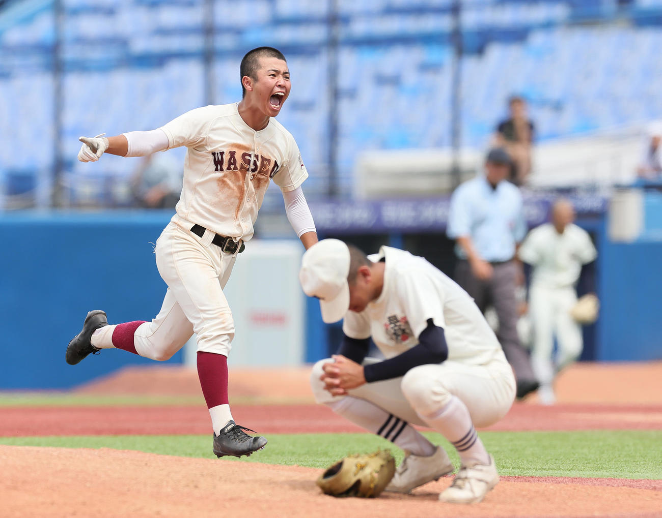 日大三対早実　9回裏早実無死満塁、内園（左）のサヨナラ打で優勝を決める（撮影・足立雅史）