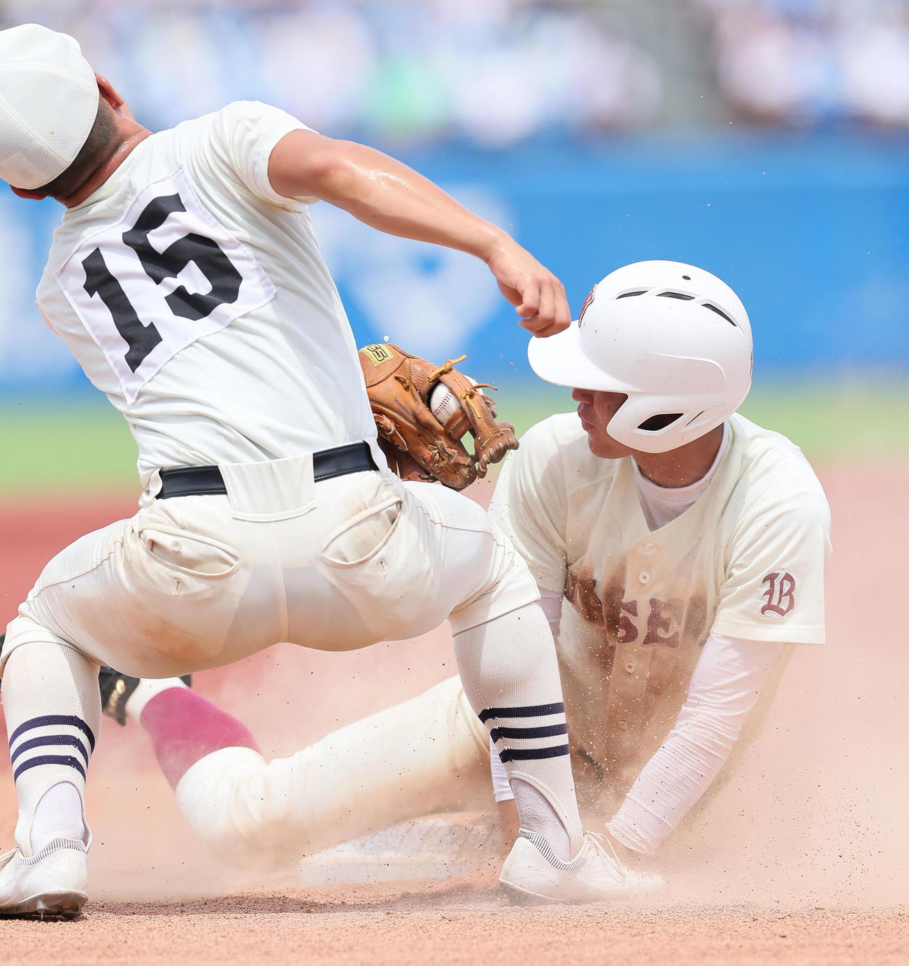 日大三対早実　8回裏早実2死二塁、二塁走者高崎（右）は盗塁に失敗する（撮影・足立雅史）