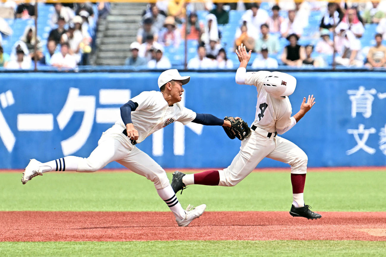 日大三対早実　2回裏早実1死二、三塁、三沢の二ゴロで飛び出した二塁走者内囿（右）は二塁手清水のタッチをかわし帰塁する（撮影・滝沢徹郎）