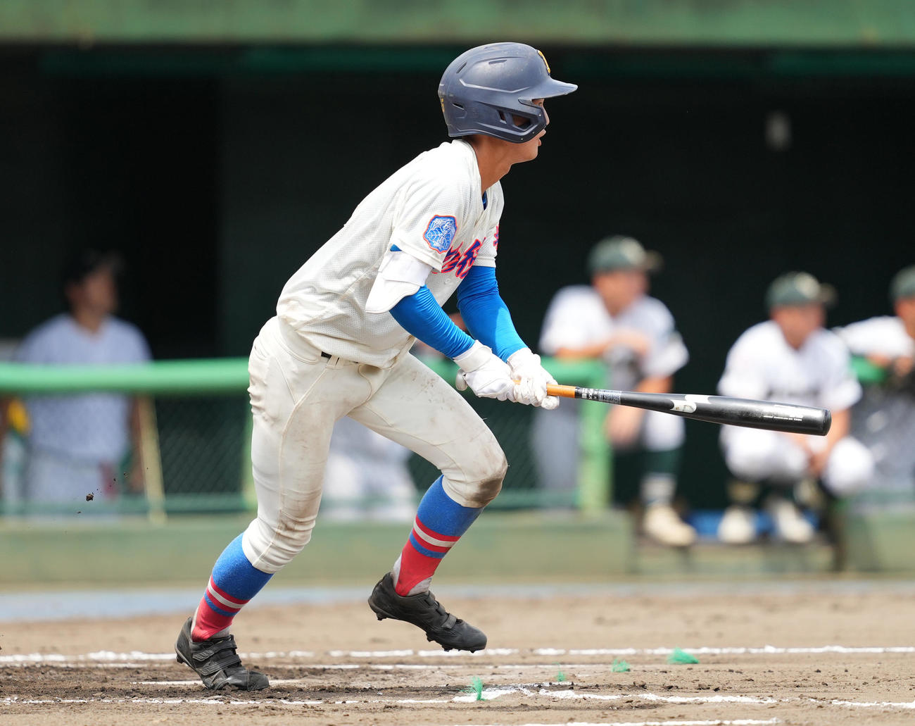 花咲徳栄対昌平　10回表花咲徳栄1死、走者一掃の3点適時二塁打を放つ阿部（撮影・菅敏）
