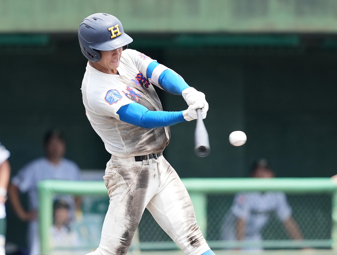 花咲徳栄対昌平　5回表花咲徳栄2死満塁、左2点適時二塁打を放つ石塚（撮影・菅敏）