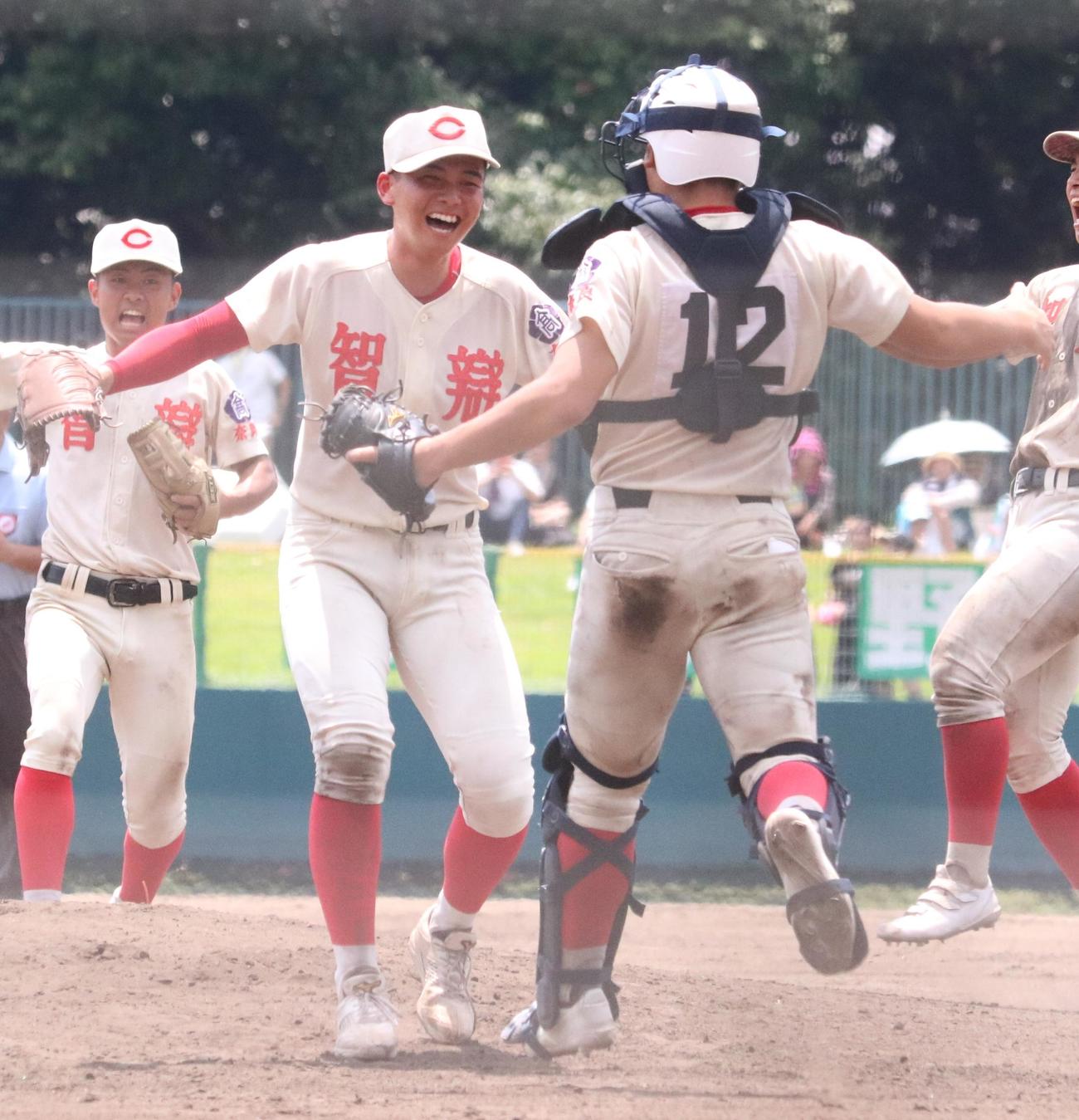 奈良大付対智弁学園　9回表奈良大付2死、優勝を決め両手を広げて喜ぶ智弁学園・田近投手（左から2人目）と山崎捕手のバッテリー（撮影・塚本光）