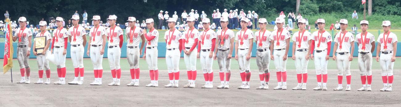 奈良大付対智弁学園　閉会式で優勝メダルを授与された智弁学園の選手たち（撮影・塚本光）