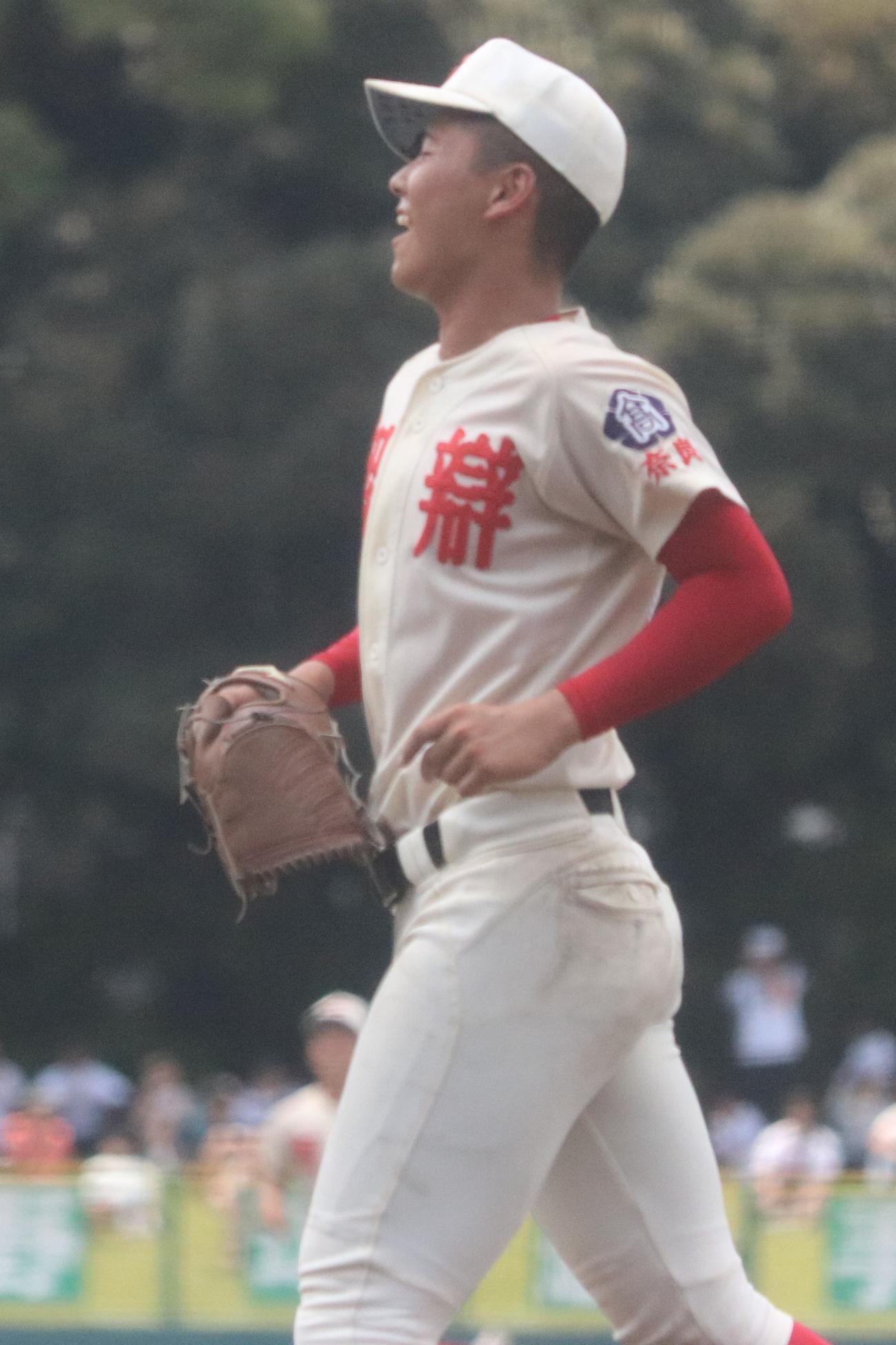 奈良大付対智弁学園　4回表奈良大付2死二塁、ピンチを抑えて笑顔の智弁学園・田近（撮影・塚本光）