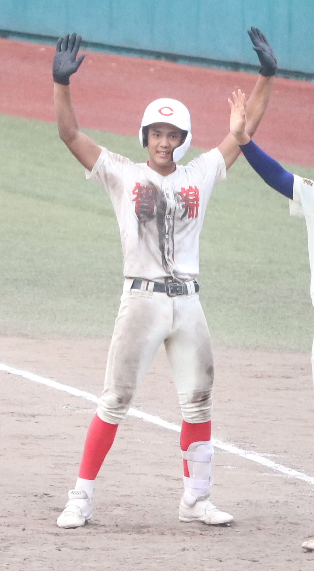 奈良大付対智弁学園　4回裏智弁学園1死満塁、中前適時打を放ち一塁ベース上からベンチに向け両手を掲げる中道（撮影・塚本光）