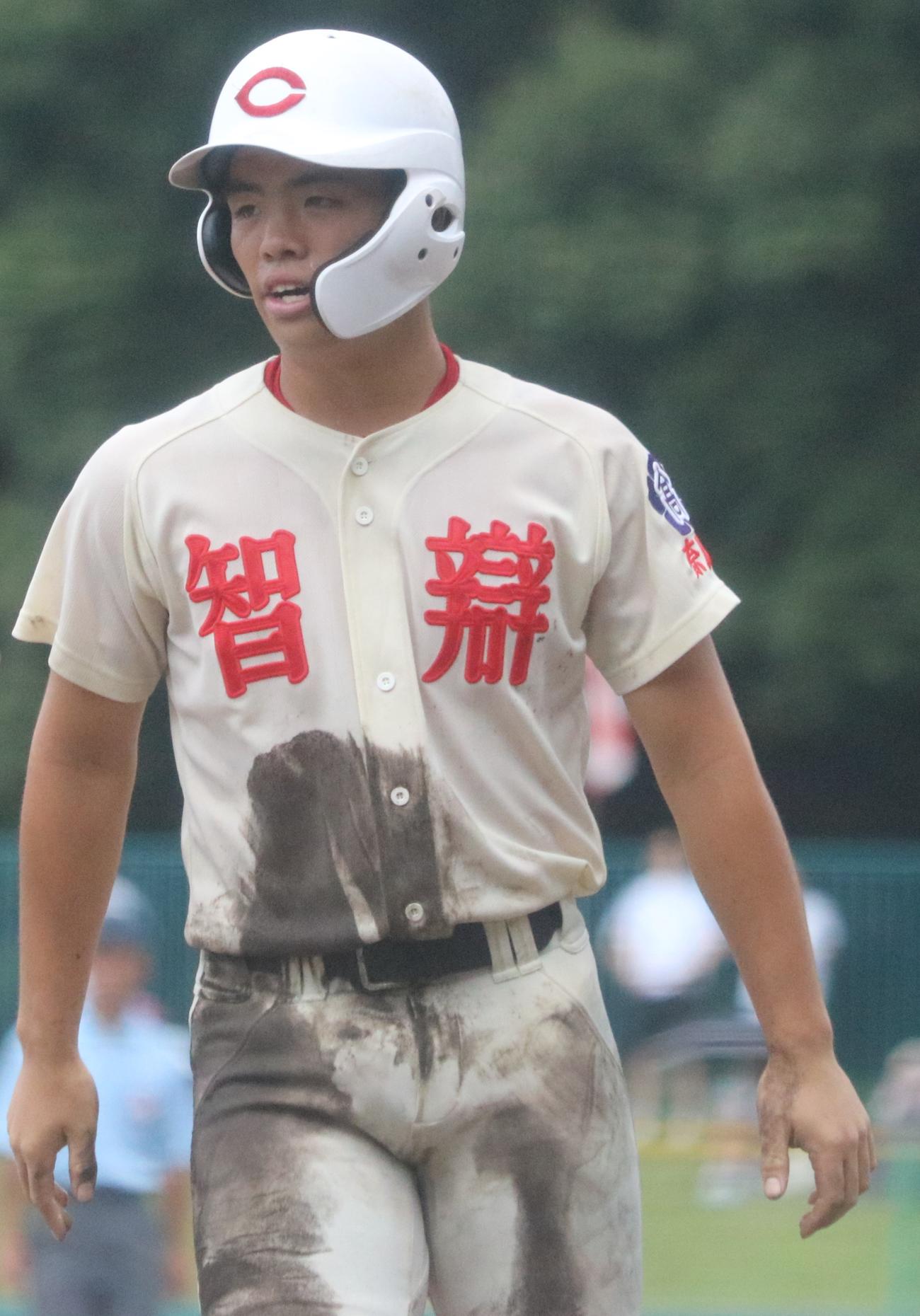 奈良大付対智弁学園　2回裏智弁学園2死一塁、西川が放った右翼線への適時二塁打で先制のホームを踏んだ山崎（撮影・塚本光）