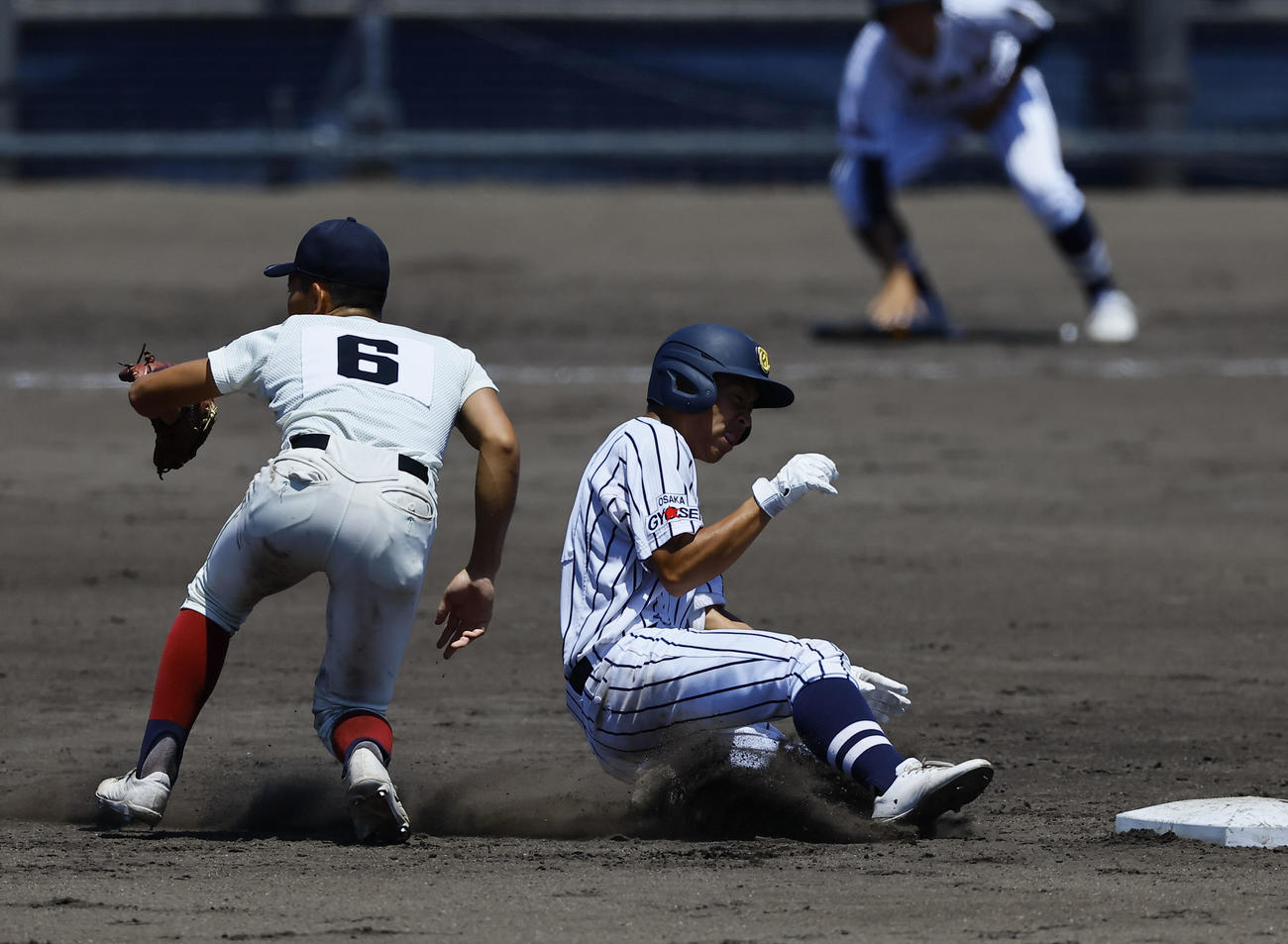 大阪桐蔭対東海大大阪仰星　8回裏東海大大阪仰星2死一、二塁、東村は右越えに適時二塁打を放ち滑り込む（撮影・藤尾明華）