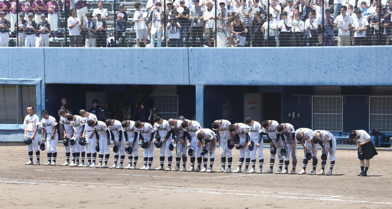 大阪桐蔭対東海大大阪仰星　大阪桐蔭に敗れて準優勝に終わりグラウンドに一礼する東海大大阪仰星ナイン（撮影・白石智彦）