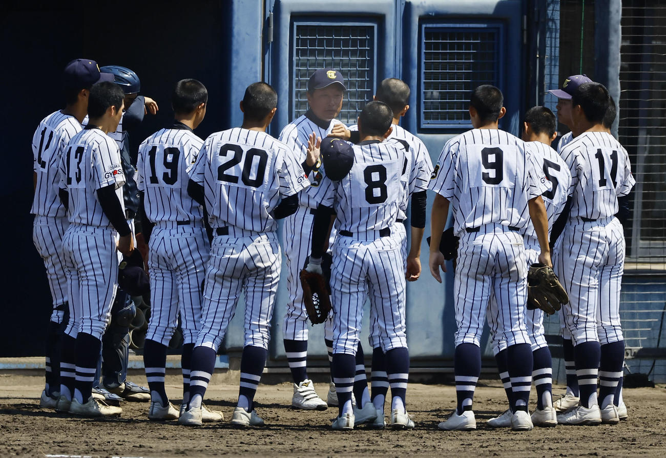 大阪桐蔭対東海大大阪仰星　3回を終え選手に声をかける東海大大阪仰星・上林監督（撮影・藤尾明華）