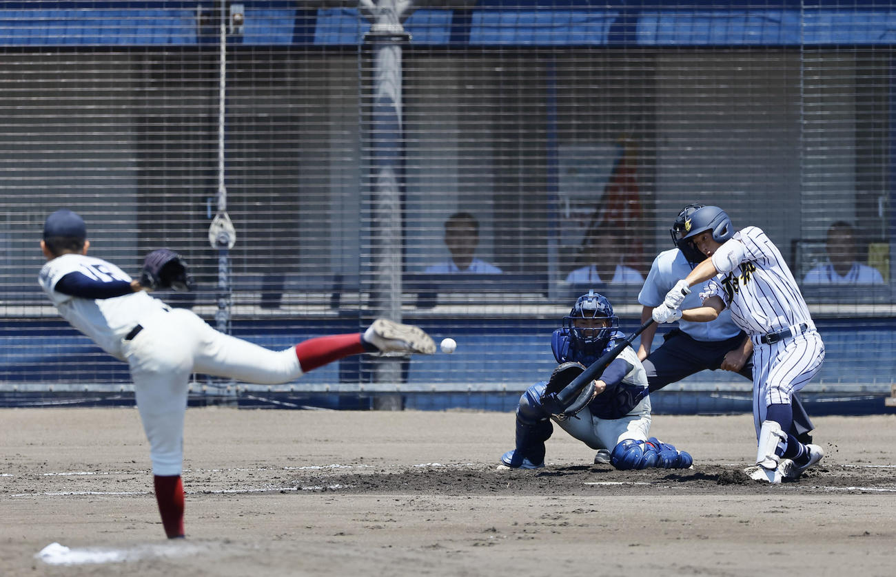 大阪桐蔭対東海大大阪仰星　8回裏東海大大阪仰星2死一、二塁、東村は右越えに適時二塁打を放つ。投手森（撮影・藤尾明華）