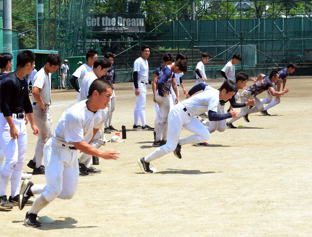 ダッシュをする掛川西の選手たち