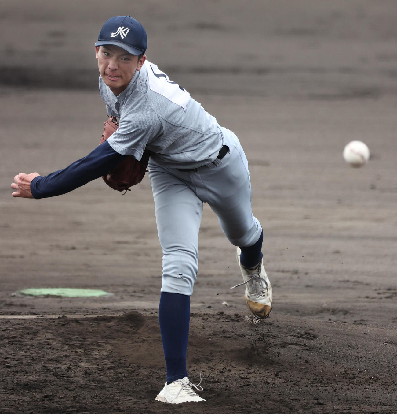【京都】京都国際対京都外大西　力投する京都外大西の先発田中（撮影・西尾就之）