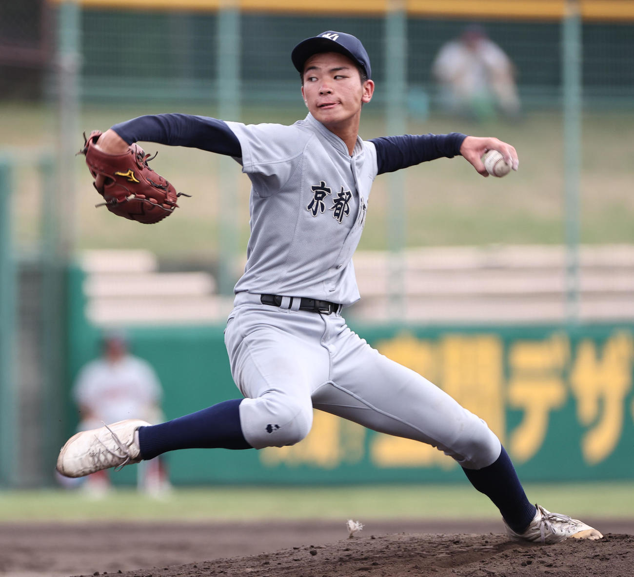 京都外大西対京都国際　力投する京都外大西の先発田中（撮影・西尾就之）