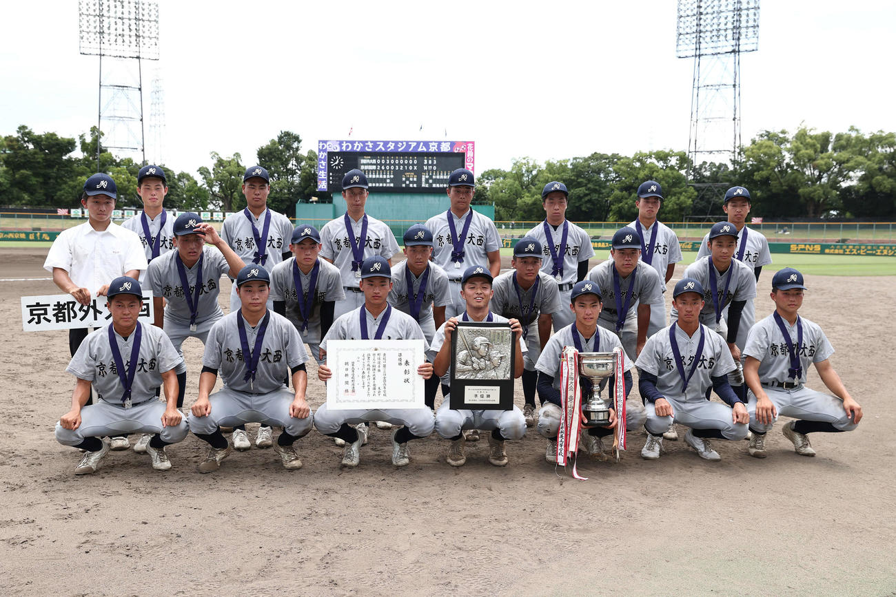 【京都】京都大会準優勝の京都外大西は記念写真に納まる（撮影・西尾就之）