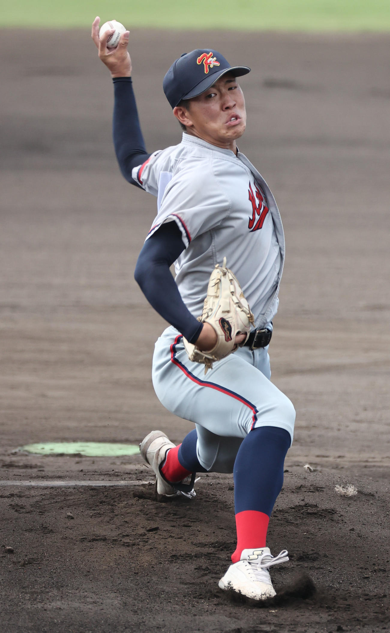 京都外大西対京都国際　8安打3失点で完投勝利の京都国際・中崎（撮影・西尾就之）