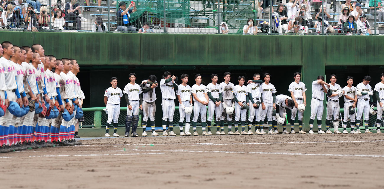 埼玉大会決勝で花咲徳栄に敗れ、肩を落とす昌平ナイン（撮影・菅敏）