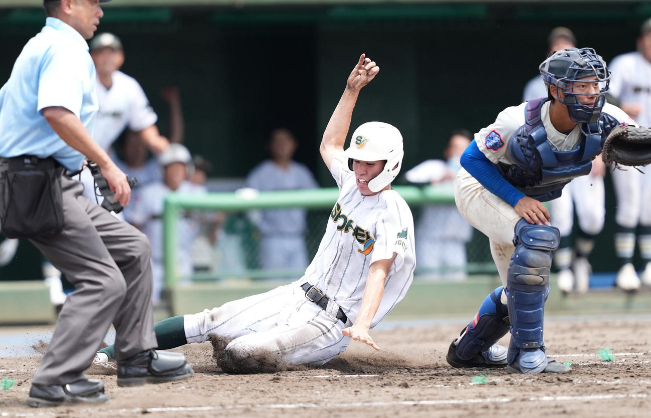 花咲徳栄対昌平　4回裏昌平1死三塁、鈴木の右犠飛で三塁から生還する渡辺（撮影・菅敏）