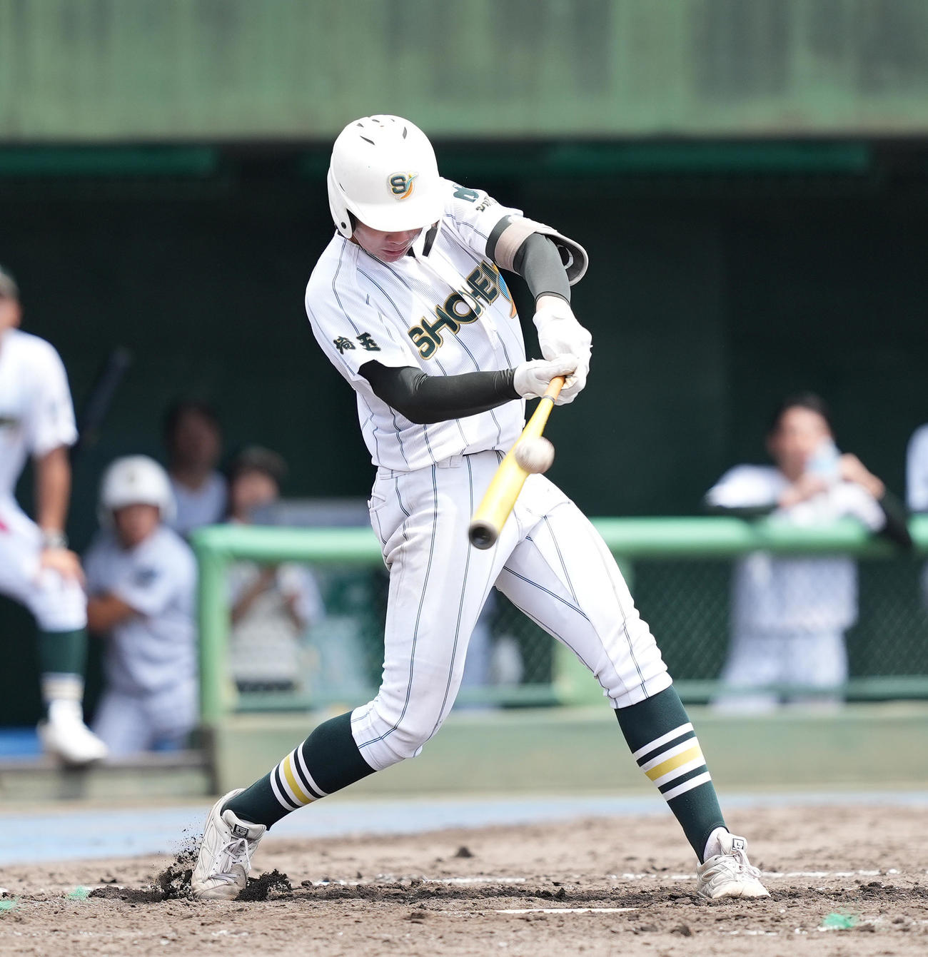 花咲徳栄対昌平　4回裏昌平1死三塁、右犠飛を放つ鈴木（撮影・菅敏）