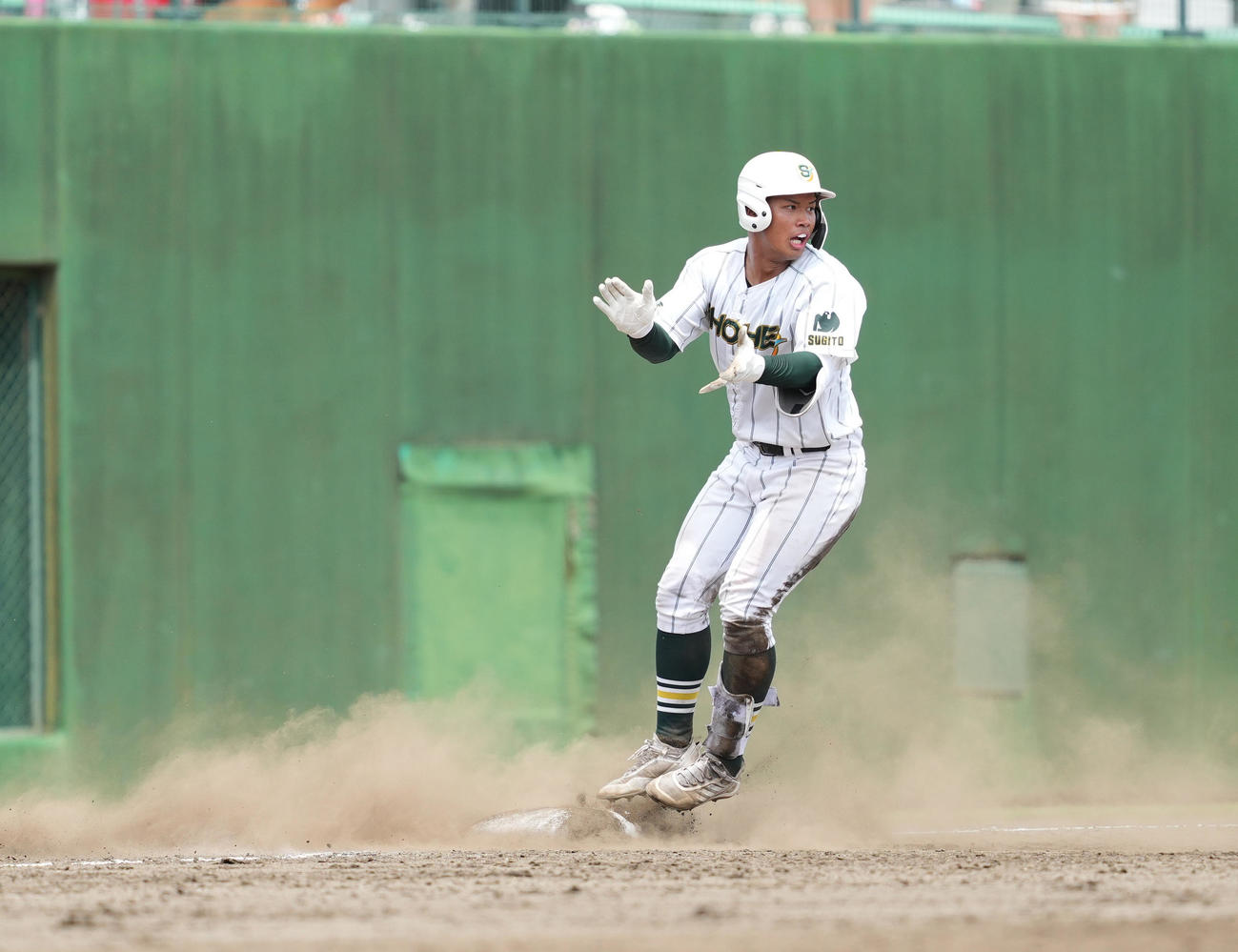 花咲徳栄対昌平　8回裏昌平無死、右越えに三塁打を放ち、手をたたく桜井（撮影・菅敏）