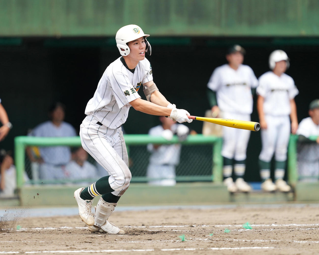花咲徳栄対昌平　8回裏昌平無死三塁、同点の犠飛を放つ渡辺（撮影・菅敏）