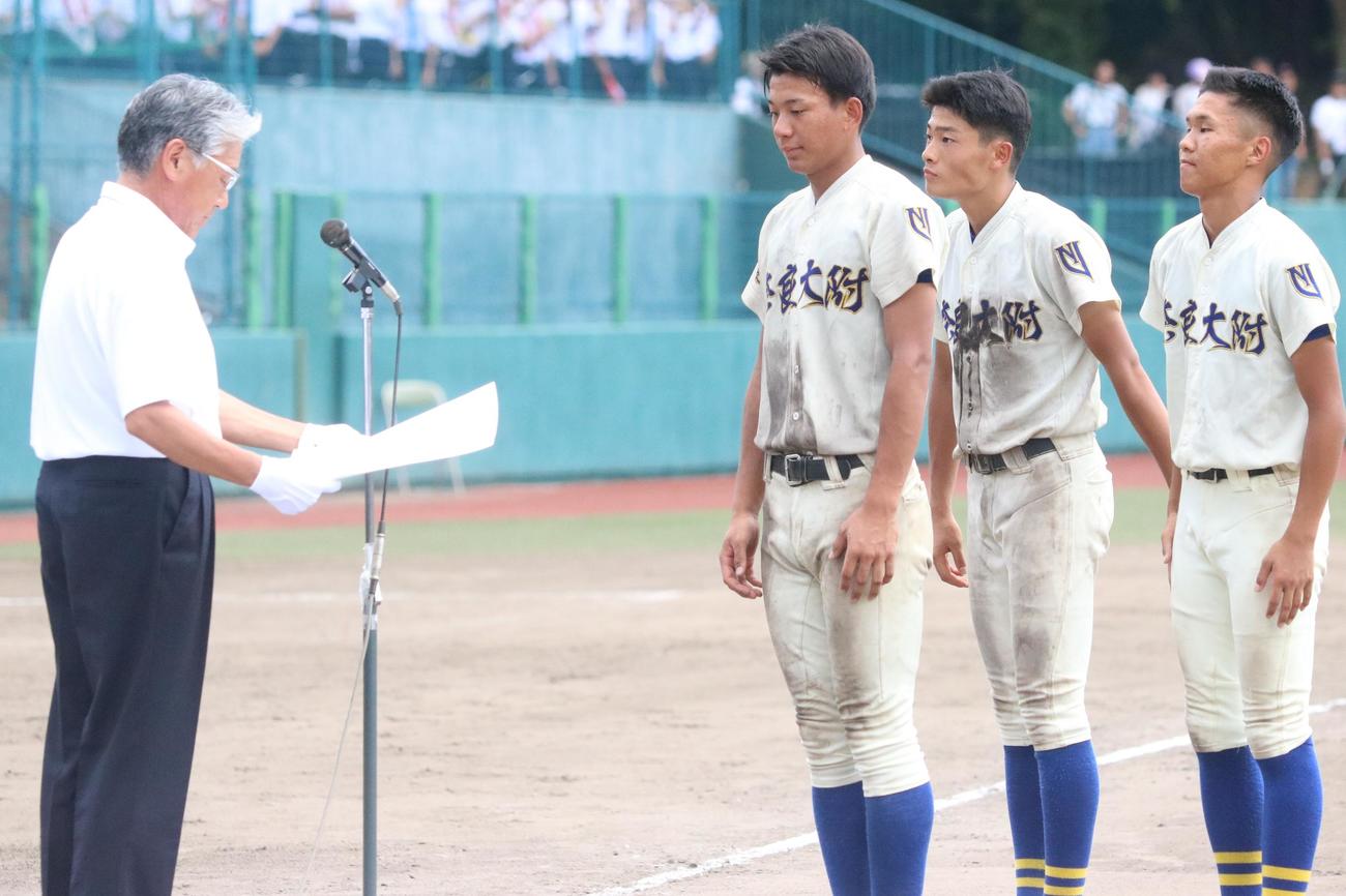 奈良大付対智弁学園　閉会式で準優勝の賞状を受け取る奈良大付・岸本（左から2人目）（撮影・塚本光）