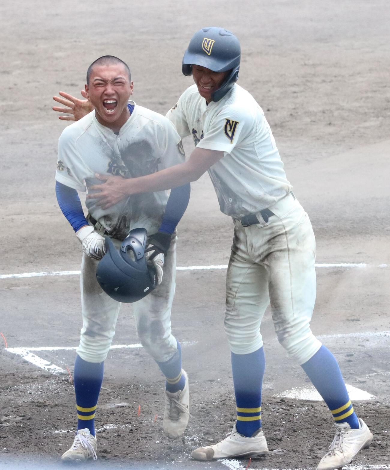 奈良大付対智弁学園　6回表奈良大付2死二、三塁、山本の中前2点適時打で生還し喜ぶ富田（左）と両手を添える岸本（撮影・塚本光）