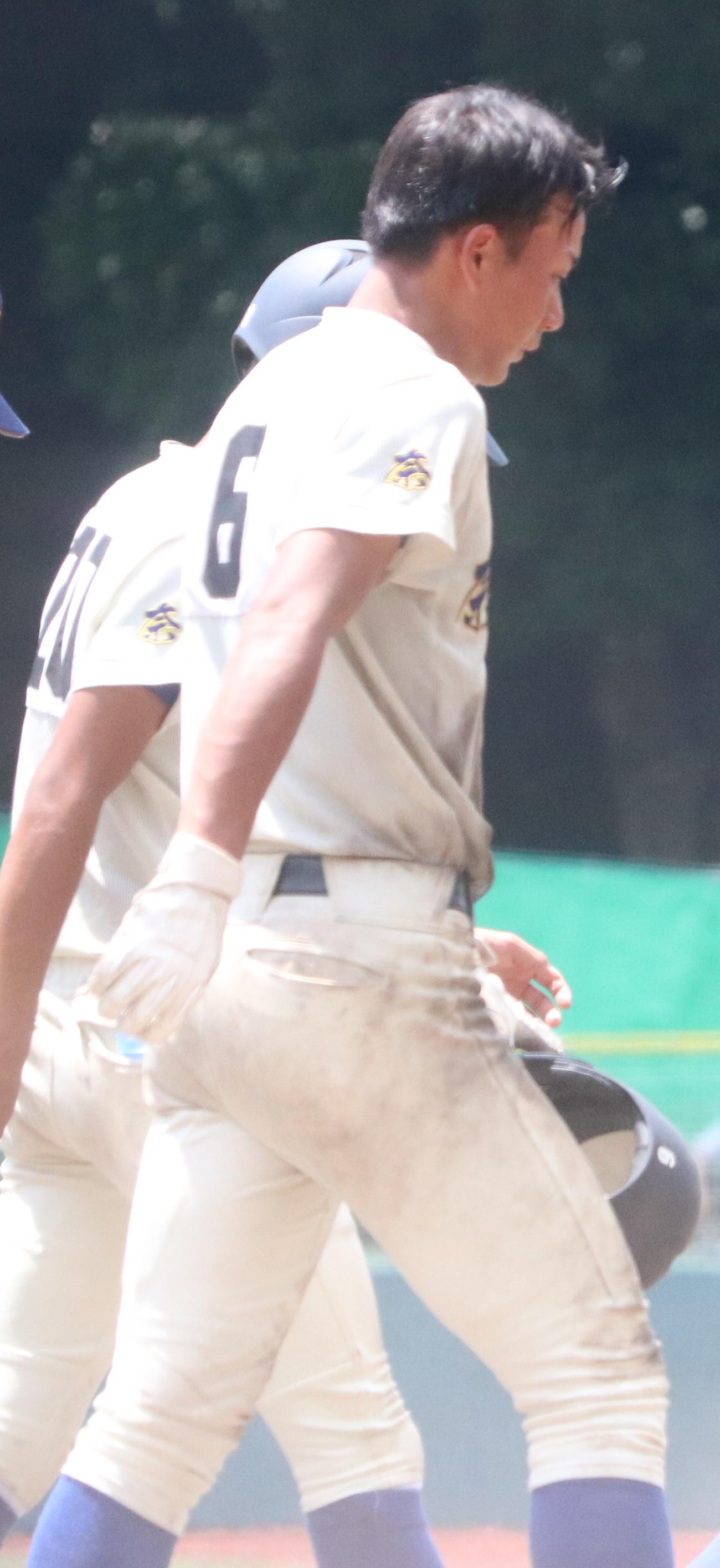 奈良大付対智弁学園　試合終了後の整列を終えベンチ前に向かう奈良大付・岸本（撮影・塚本光）