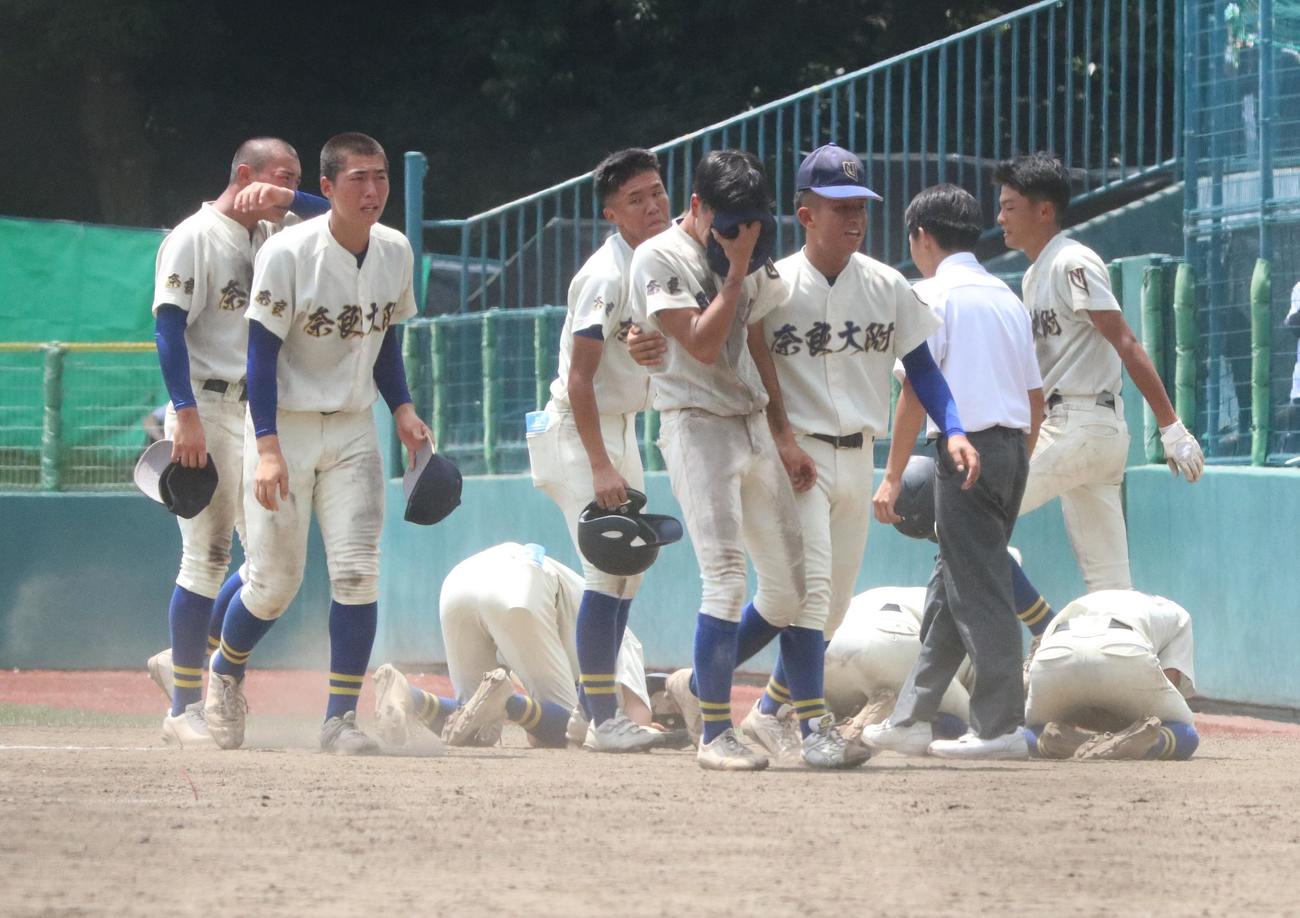 高校野球奈良大会　決勝　奈良大付対智弁学園　優勝と夏の甲子園出場を逃し悔しがる奈良大付の選手たち（撮影・塚本光）