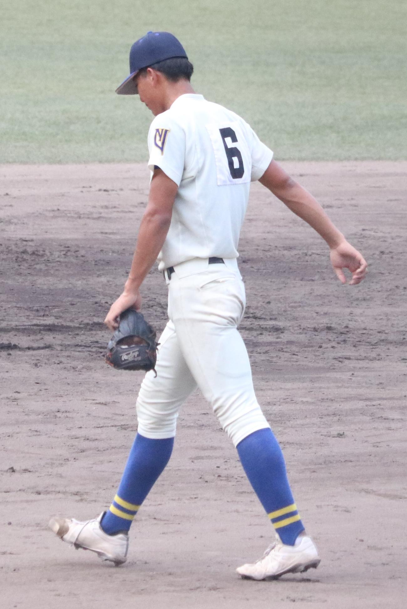 奈良大付対智弁学園　4回裏智弁学園1死満塁、5点目の中犠飛を浴び降板し遊撃の守備に向かう奈良大付・岸本（撮影・塚本光）