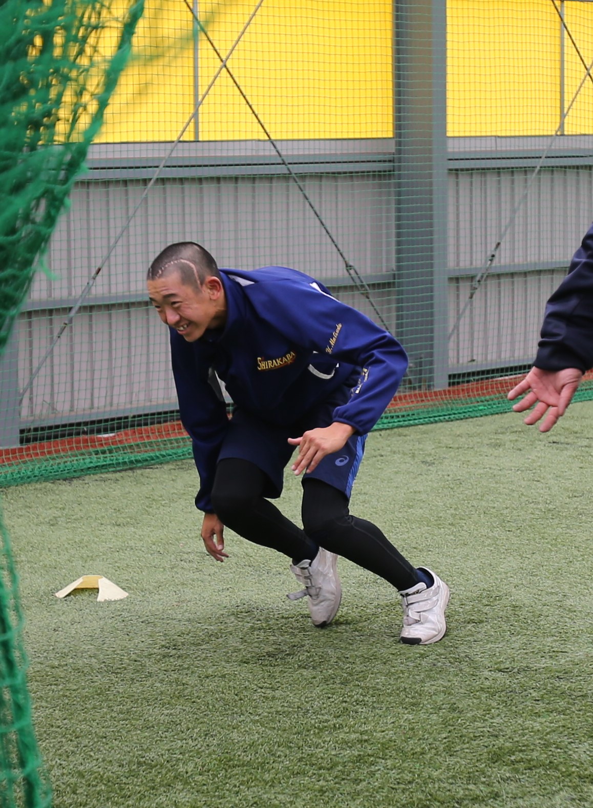 白樺学園の阿部は屋内練習場で笑顔で汗を流す（撮影・中島洋尚）