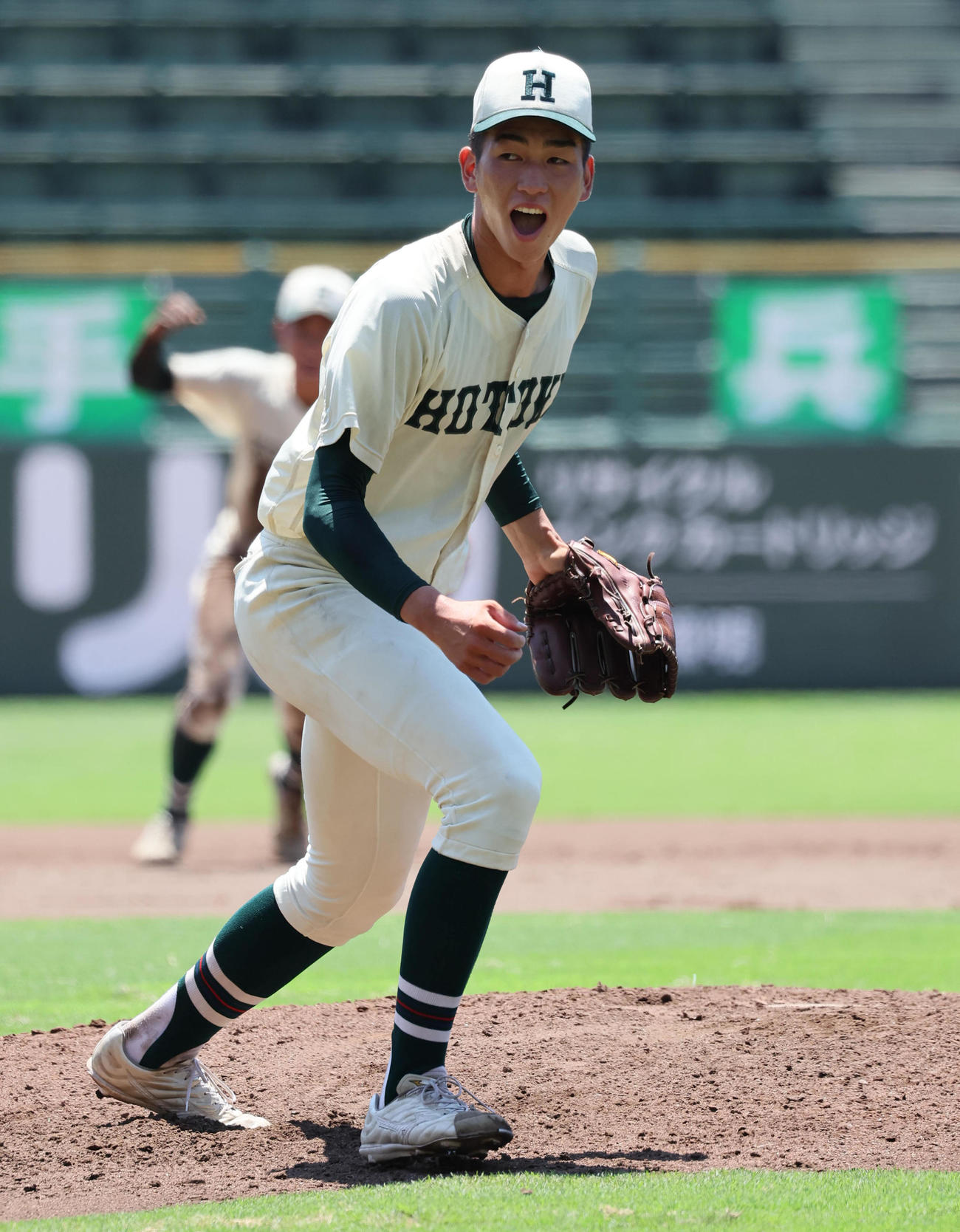 明石商対報徳学園　7回表を抑えてガッツポーズする報徳学園・今朝丸（撮影・宮崎幸一）