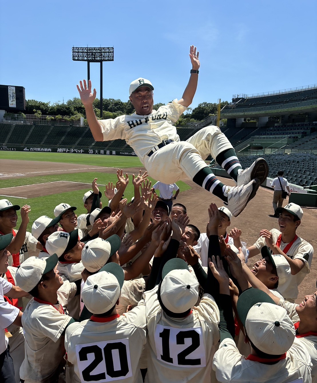 報徳学園の大角監督がナインから胴上げされる（撮影・林亮佑）