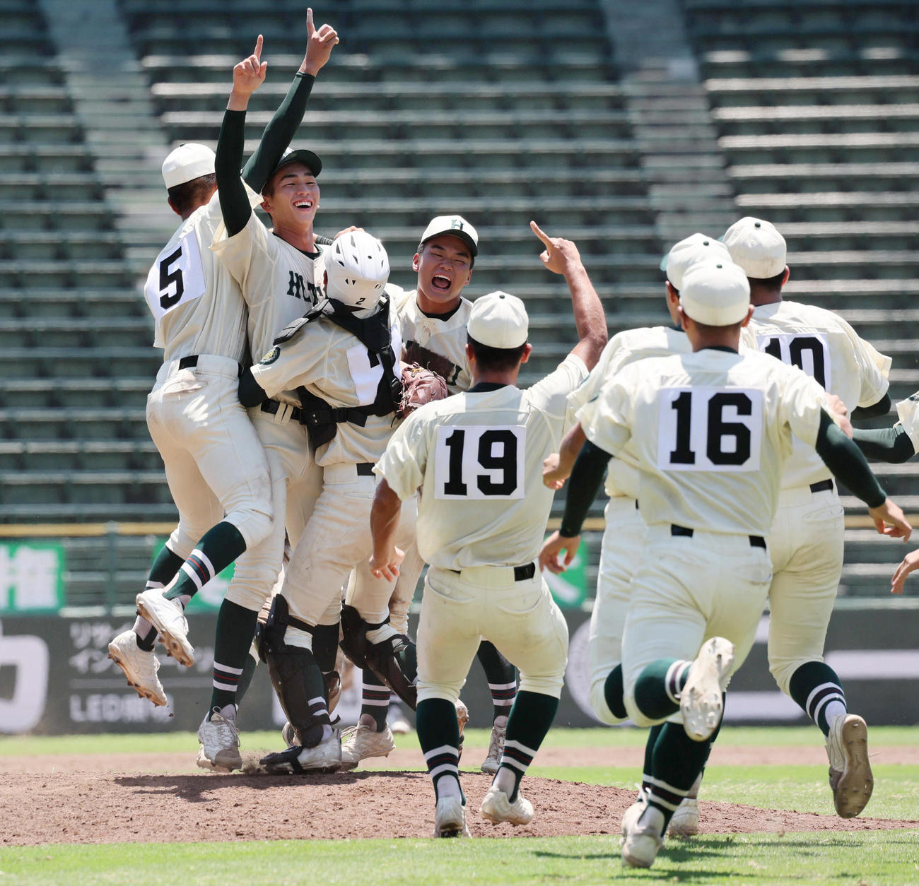 明石商対報徳学園　夏の甲子園を決めて歓喜する報徳学園・今朝丸（左から2人目）らナイン（撮影・宮崎幸一）