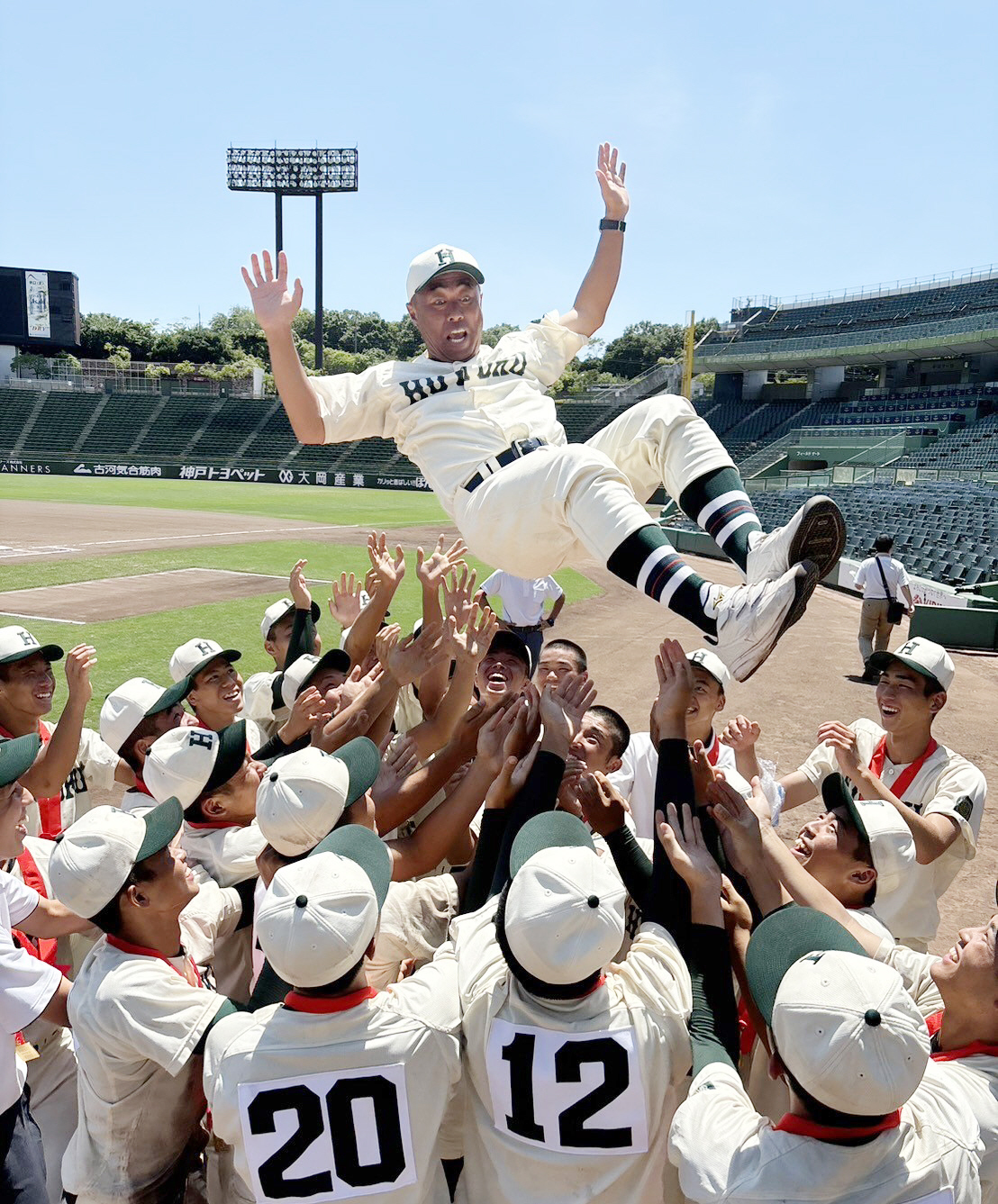 ナインから胴上げされる報徳学園・大角監督（撮影・林亮佑）