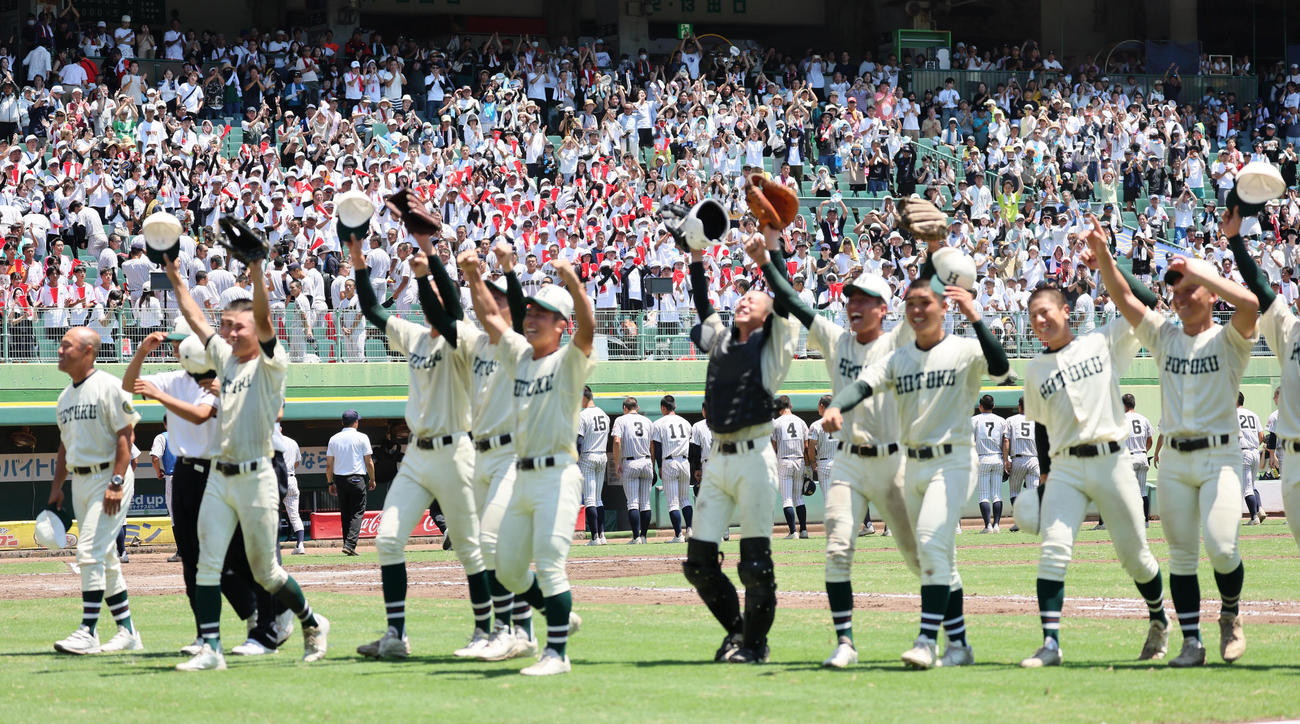 明石商対報徳学園　優勝して歓喜する報徳学園ナイン（撮影・宮崎幸一）