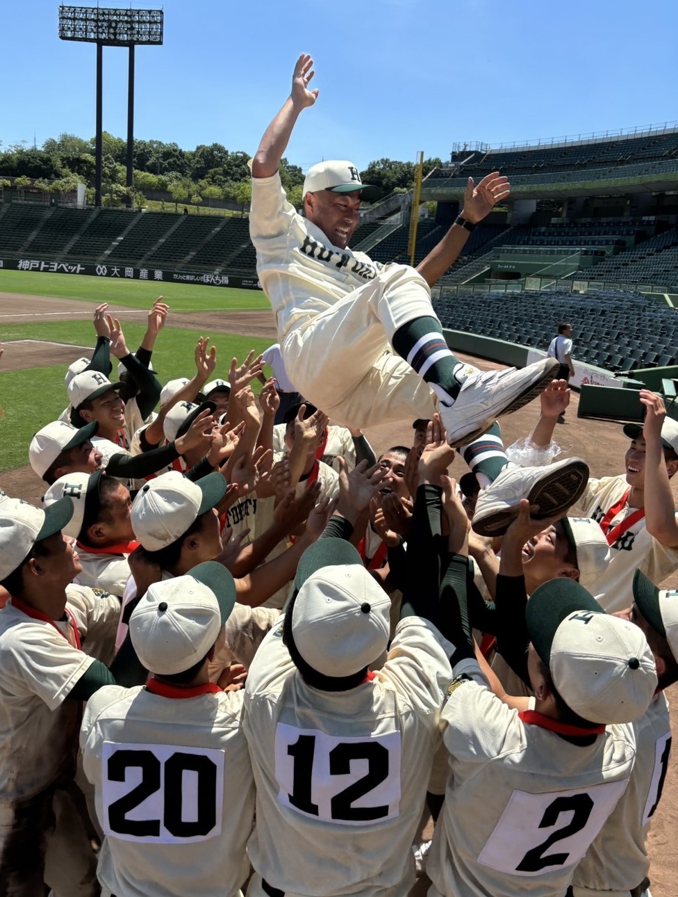 報徳学園の大角監督がナインから胴上げされる（撮影・林亮佑）