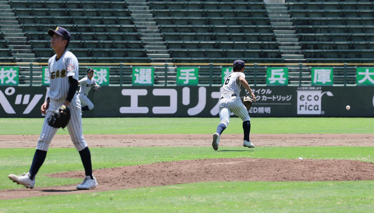 明石商対報徳学園　6回裏報徳学園1死二塁、橋本の遊撃への打球を追う井川。左は横山（撮影・宮崎幸一）