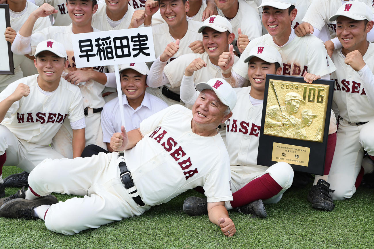 日大三対早実　優勝の記念撮影で寝転がる和泉監督（手前中央）（撮影・足立雅史）