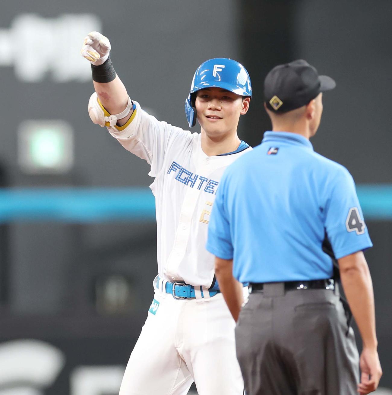 日本ハム対西武　1回裏日本ハム無死二塁、右中間に適時二塁打を放ちポーズをとる清宮（撮影・黒川智章）
