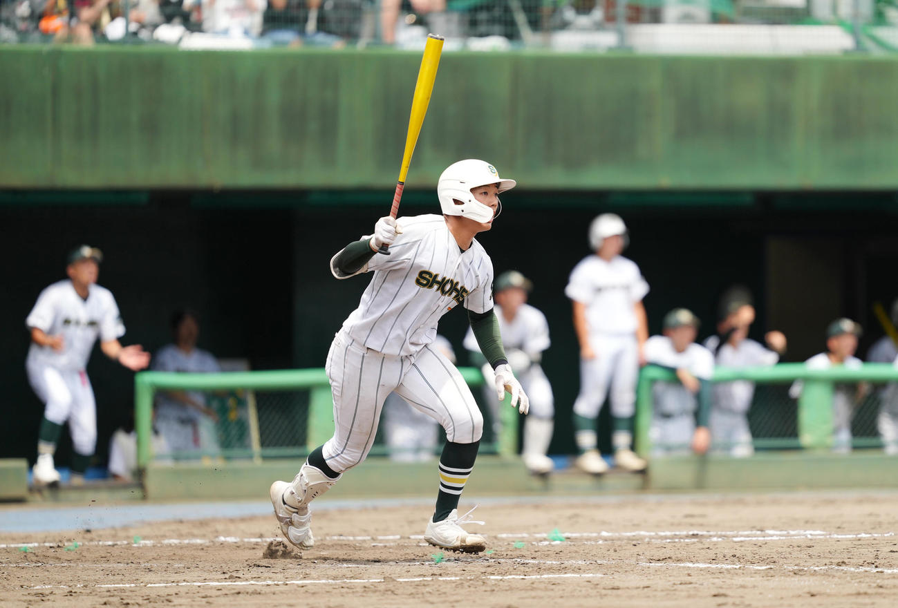 花咲徳栄対昌平　8回裏昌平無死一、二塁、右越えに3点本塁打を放つ山根（撮影・菅敏）