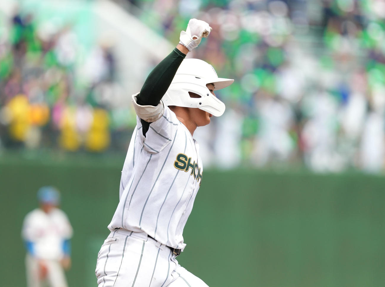 花咲徳栄対昌平　8回裏昌平無死一、二塁、右越えに3点本塁打を放ち、ガッツポーズを見せる山根（撮影・菅敏）