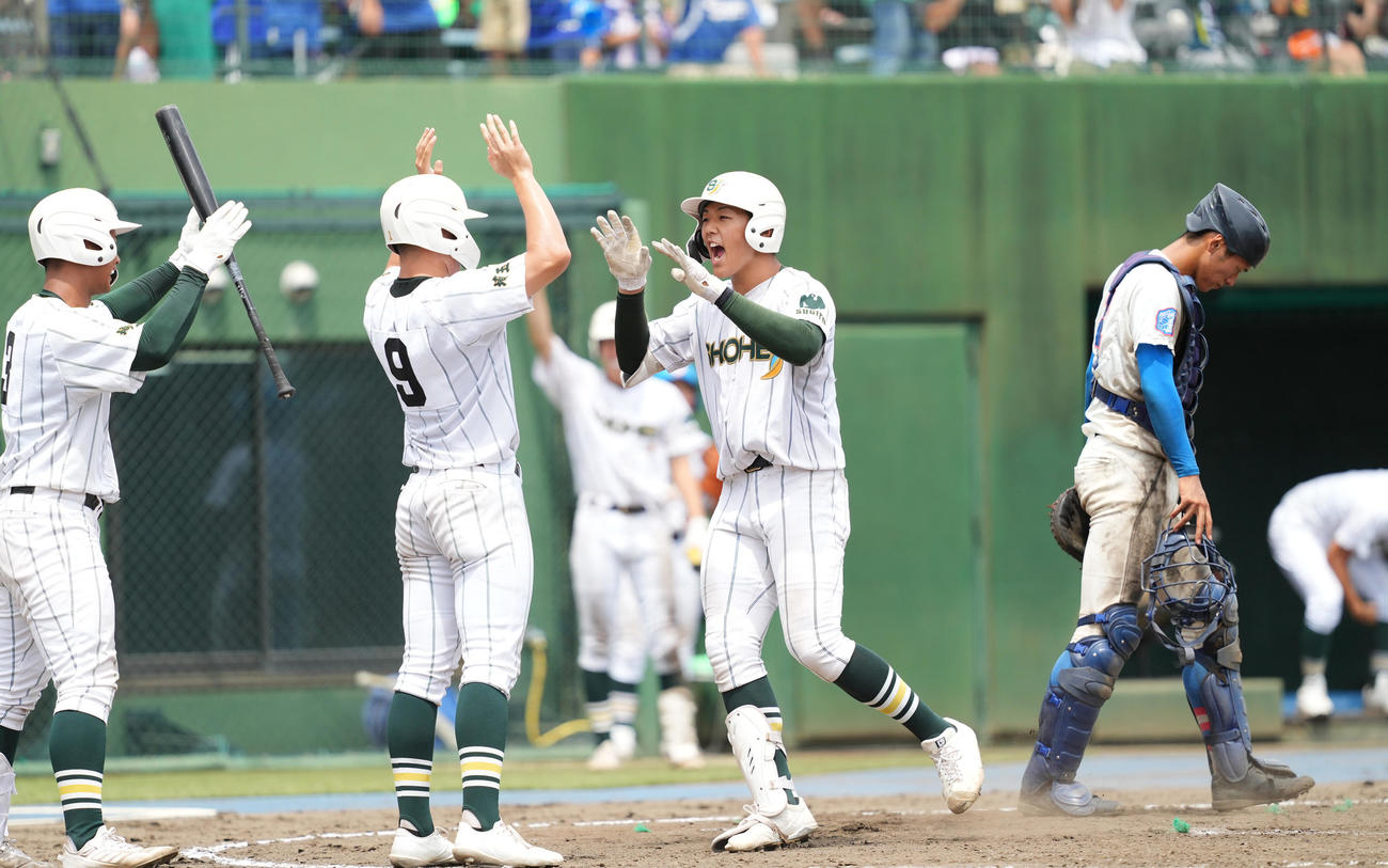 花咲徳栄対昌平　8回裏昌平無死一、二塁、右越えに3点本塁打を放ち、ナインに迎えられる山根（左から3人目）（撮影・菅敏）