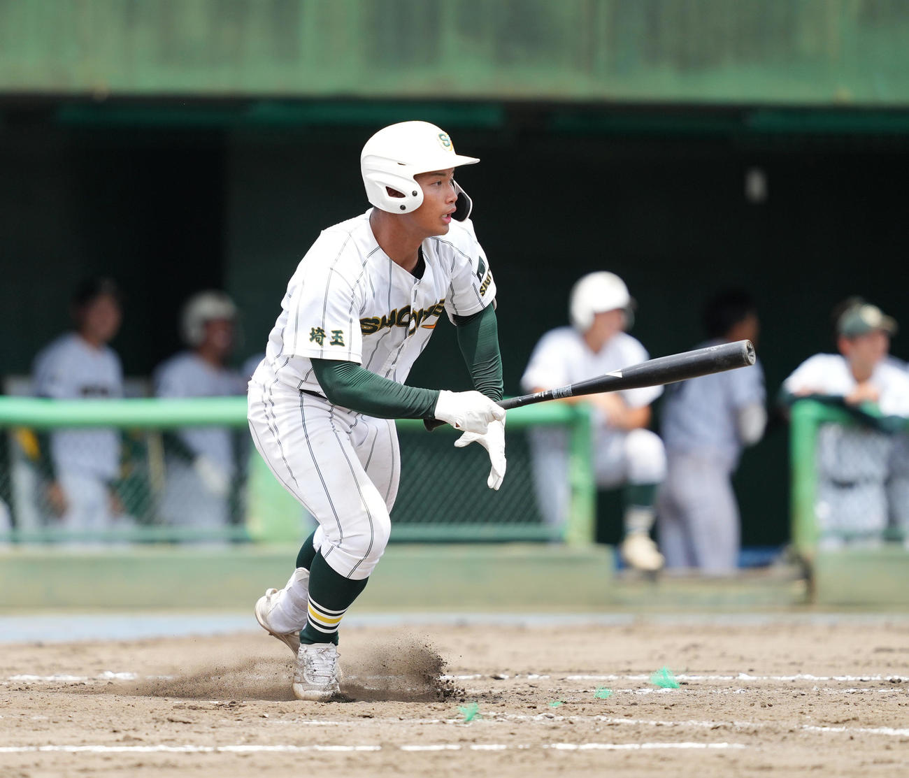 花咲徳栄対昌平　8回裏昌平無死、右越えに三塁打を放つ桜井（撮影・菅敏）