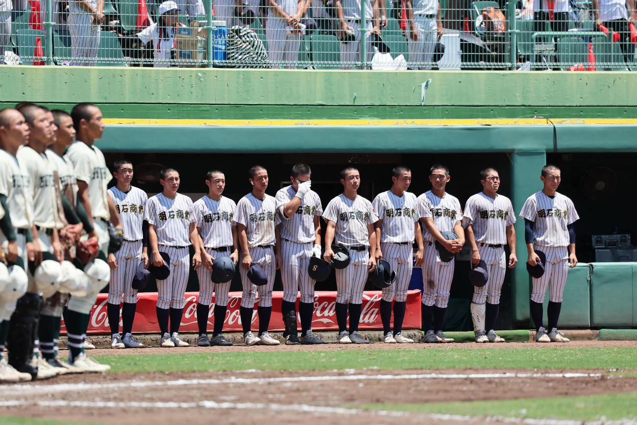 明石商対報徳学園　報徳学園に敗れ、整列する明石商ナイン（撮影・宮崎幸一）